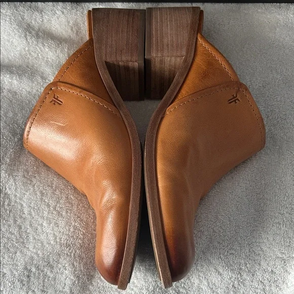 Frye Women’s Tan Leather Slip-On Shoeties. - Picture 8 of 10